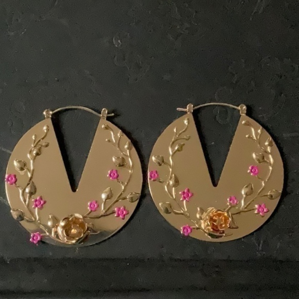 Beautiful Floral Design Earrings Brand New